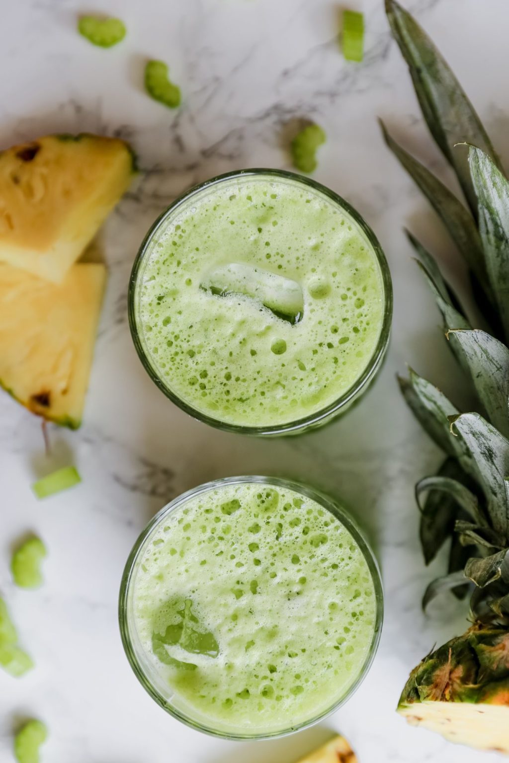GRØNN JUICE I BLENDER med en syrlig smak av annanas Desiree Andersen
